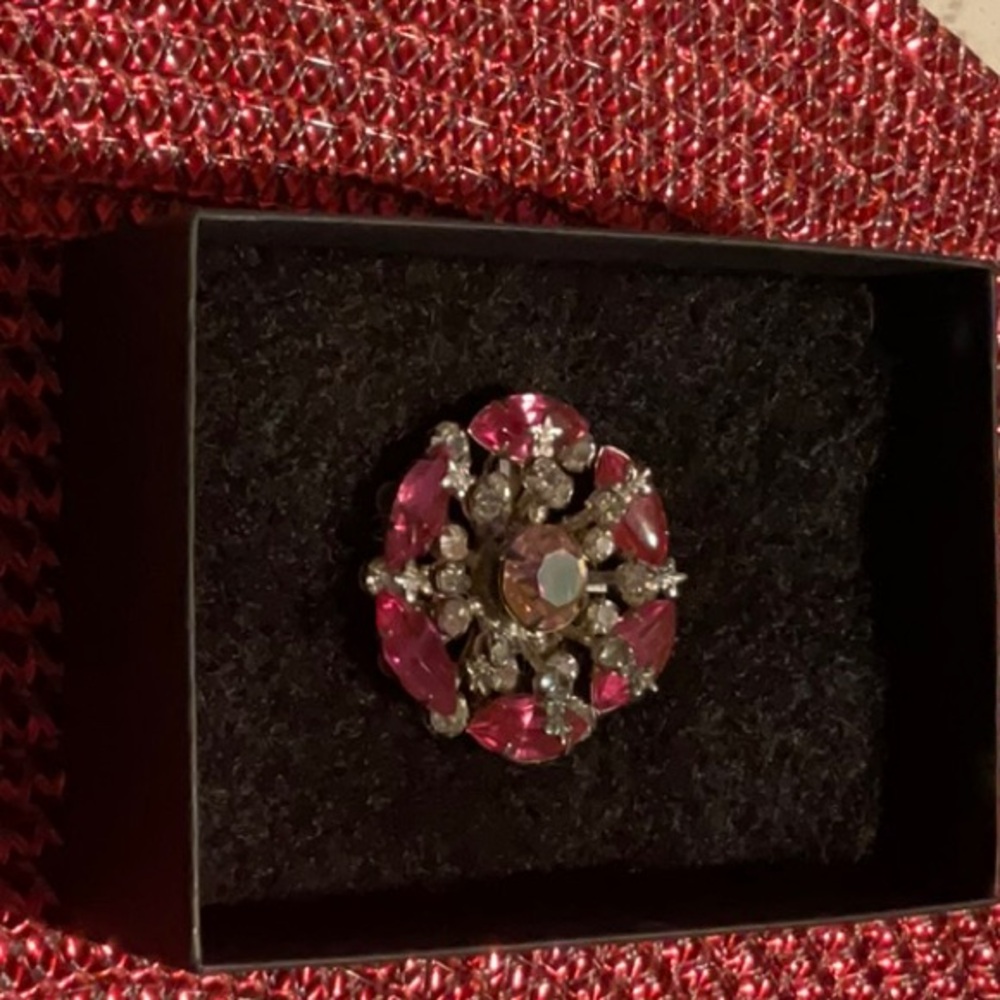 A pink brooch pin - Picture 1 of 4